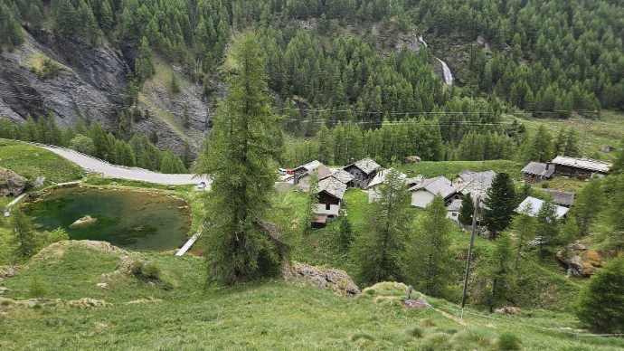 Lac de pêche et hammeau de la Gouille depuis le Ouartse